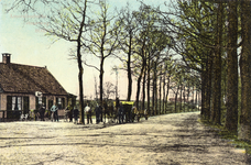 14417 Gezicht in de Amersfoortsestraatweg te Soest; met links het café De Roode Haan.N.B. De straatnaam ...